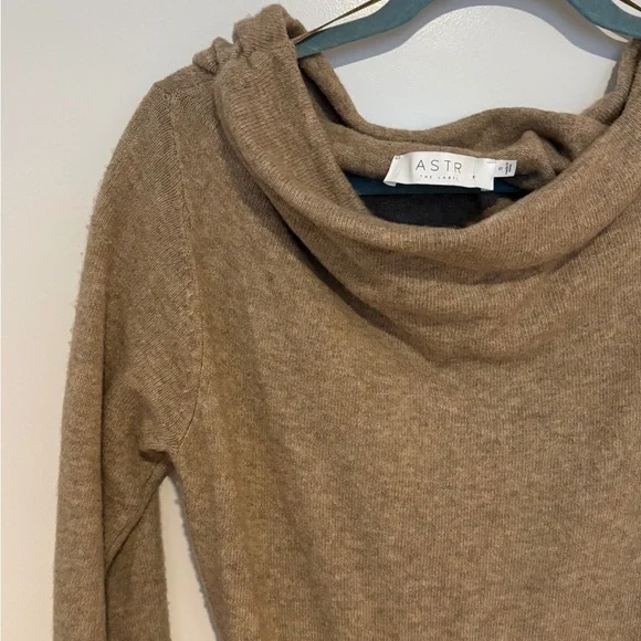 ASTR the Label off-shoulder long sleeve sweater dress - Picture 4 of 5